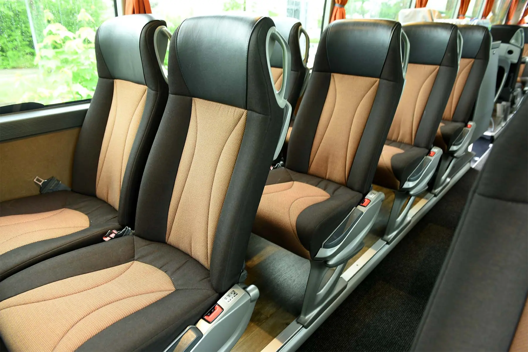 Interior autocar – scaune pentru călătorii lungi